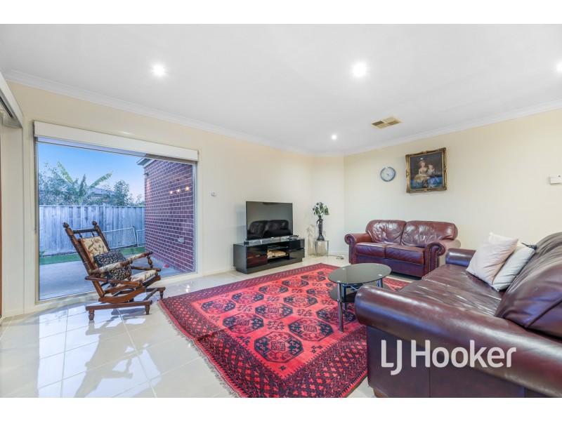 21 Faringdon Crescent, Cranbourne North VIC 3977