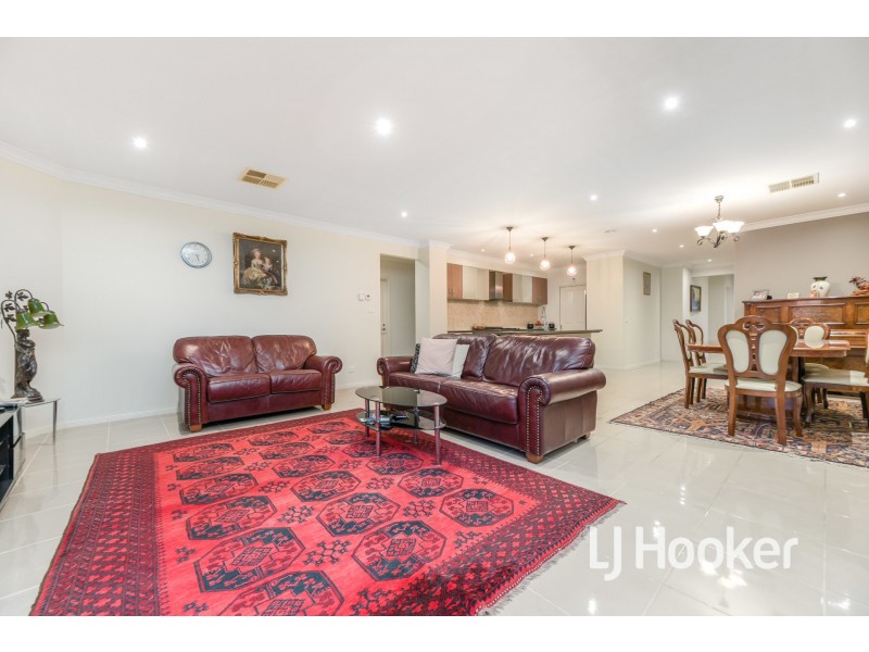 21 Faringdon Crescent, Cranbourne North VIC 3977