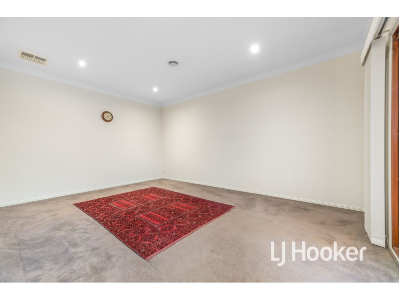 21 Faringdon Crescent, Cranbourne North VIC 3977