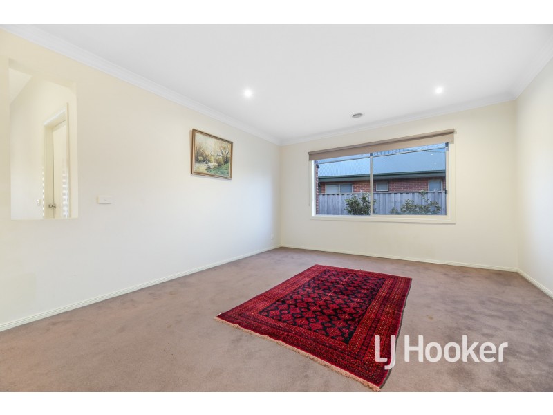 21 Faringdon Crescent, Cranbourne North VIC 3977