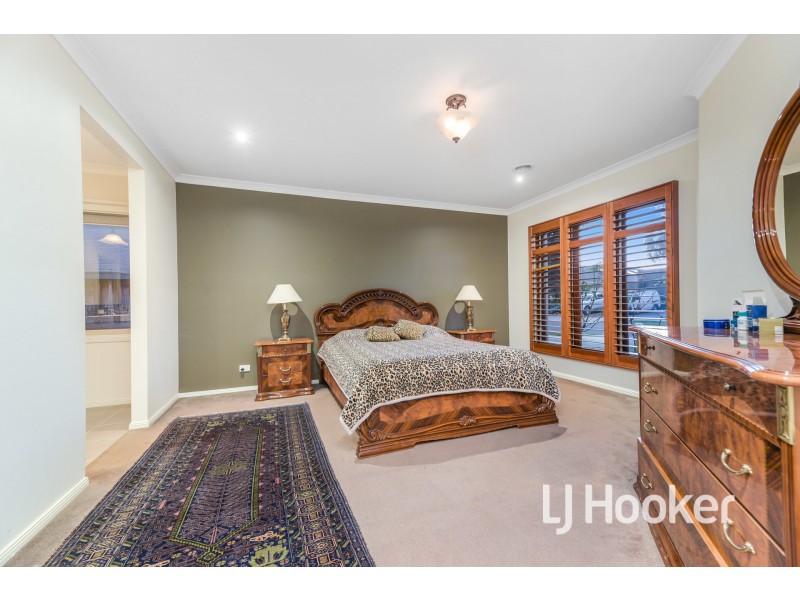 21 Faringdon Crescent, Cranbourne North VIC 3977