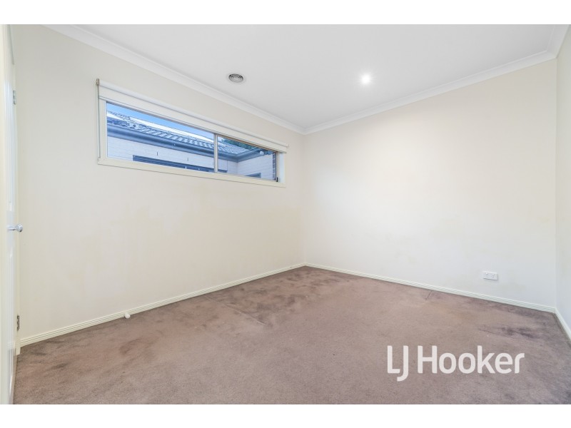 21 Faringdon Crescent, Cranbourne North VIC 3977