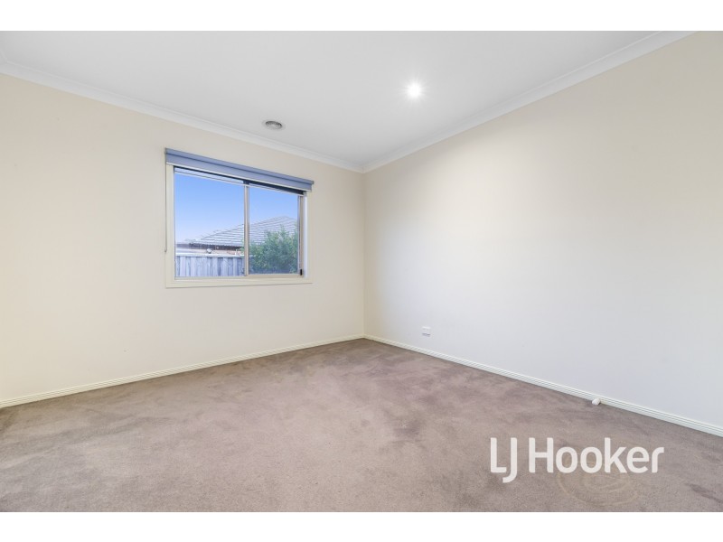 21 Faringdon Crescent, Cranbourne North VIC 3977