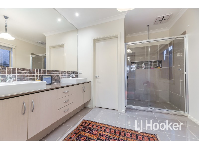 21 Faringdon Crescent, Cranbourne North VIC 3977