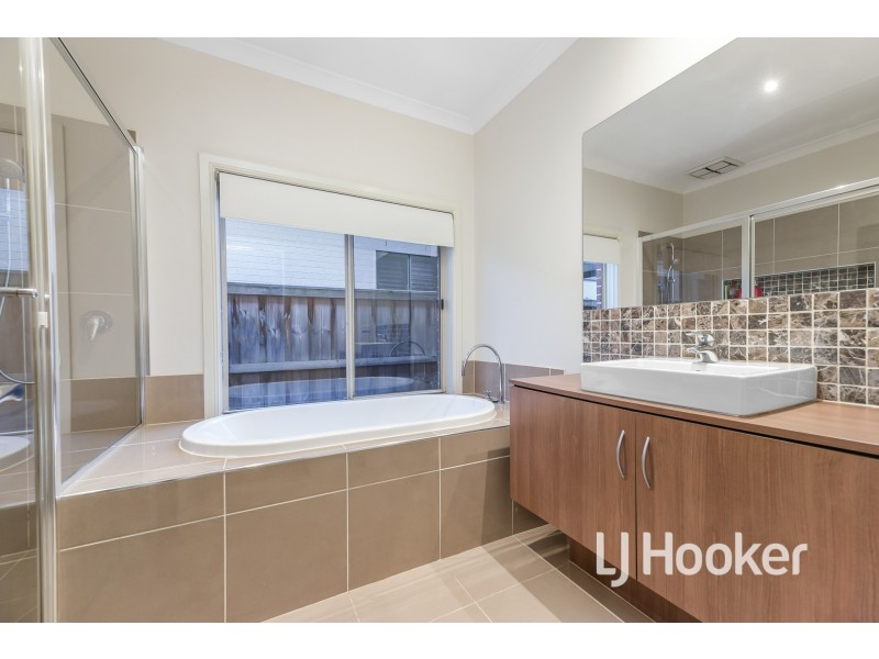 21 Faringdon Crescent, Cranbourne North VIC 3977