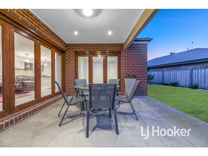21 Faringdon Crescent, Cranbourne North VIC 3977