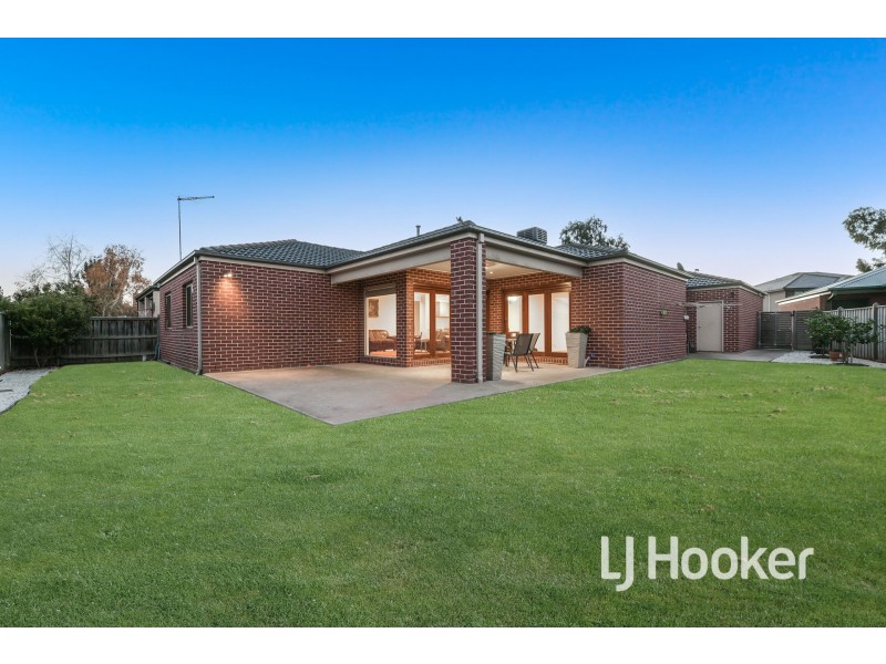 21 Faringdon Crescent, Cranbourne North VIC 3977