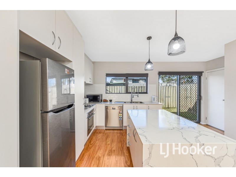 2/17 Cameron Way, Pakenham VIC 3810