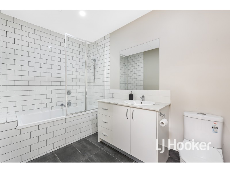 2/17 Cameron Way, Pakenham VIC 3810