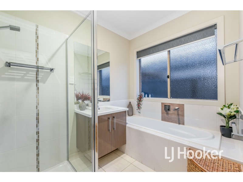 21 Waler Circuit, Clyde North VIC 3978