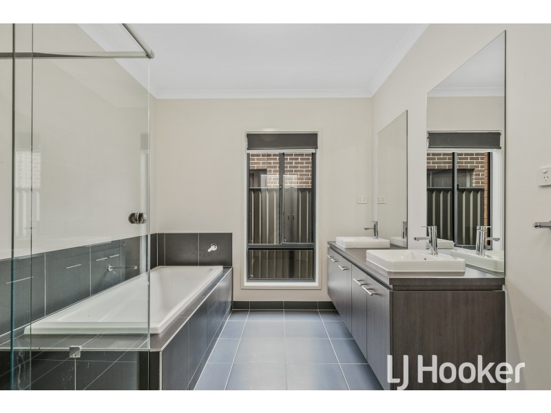 50 Glenrose Boulevard, Clyde North VIC 3978