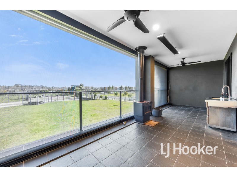 11 Bentley Lane, Clyde North VIC 3978