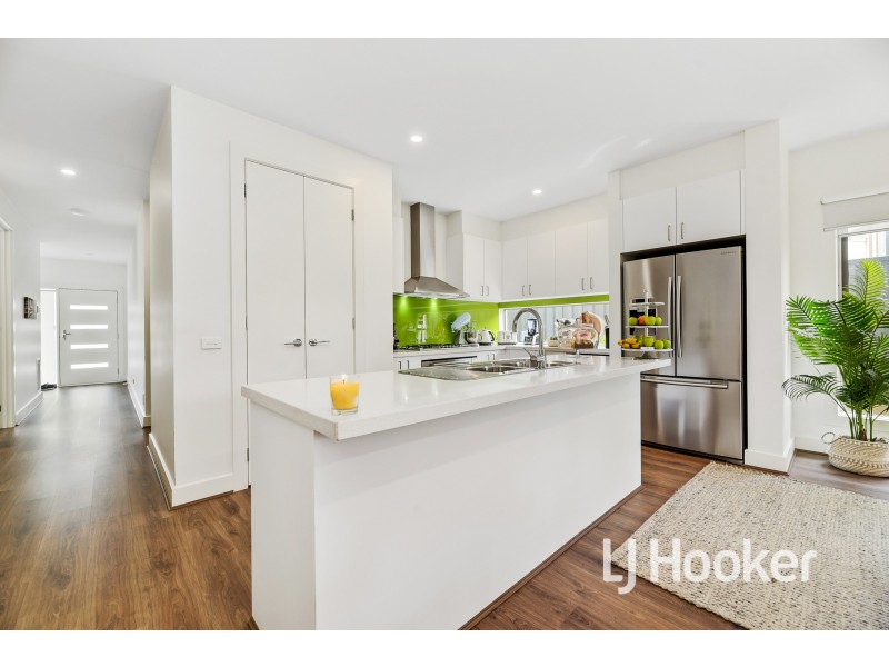 10 Belcam Circuit, Clyde North VIC 3978