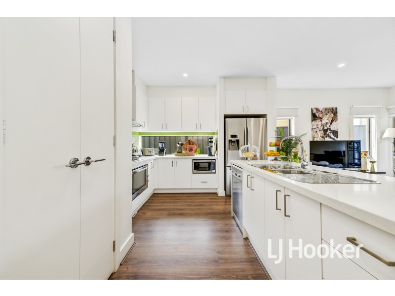 10 Belcam Circuit, Clyde North VIC 3978