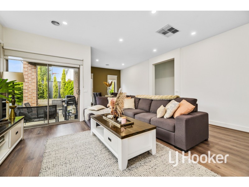 10 Belcam Circuit, Clyde North VIC 3978