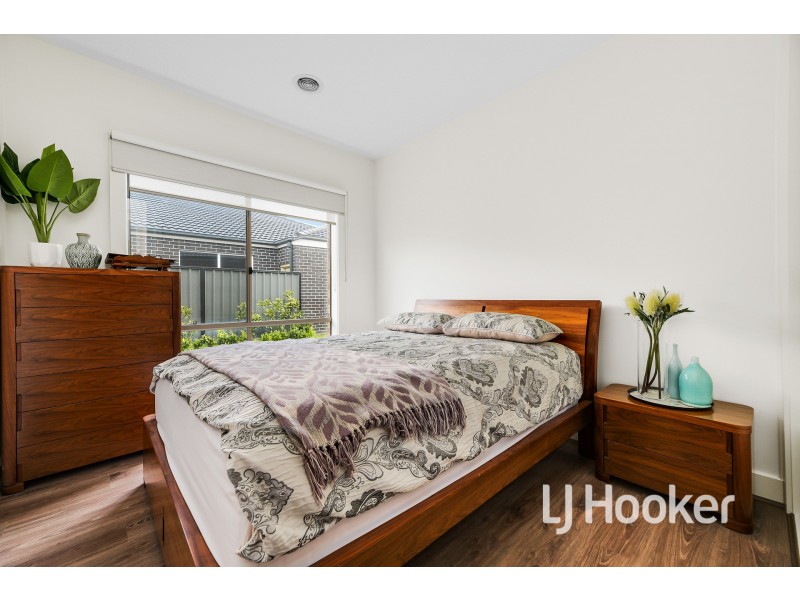 10 Belcam Circuit, Clyde North VIC 3978