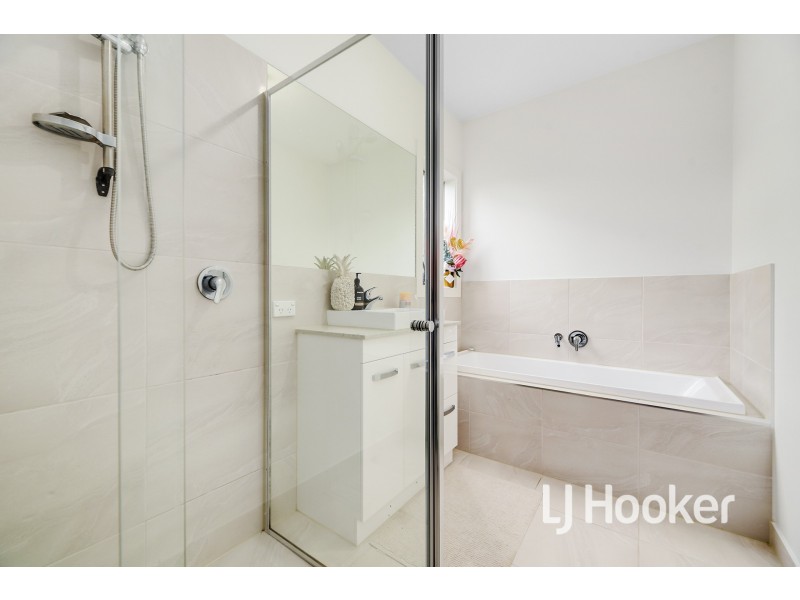 10 Belcam Circuit, Clyde North VIC 3978