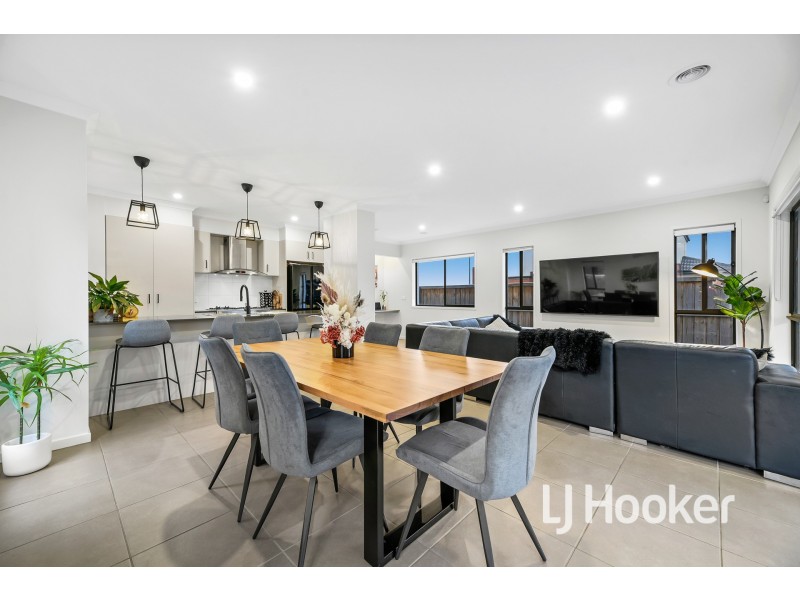 20 Dalziell Crescent, Cranbourne North VIC 3977