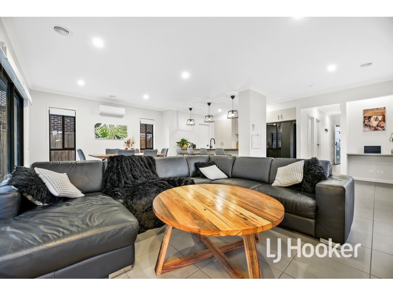 20 Dalziell Crescent, Cranbourne North VIC 3977