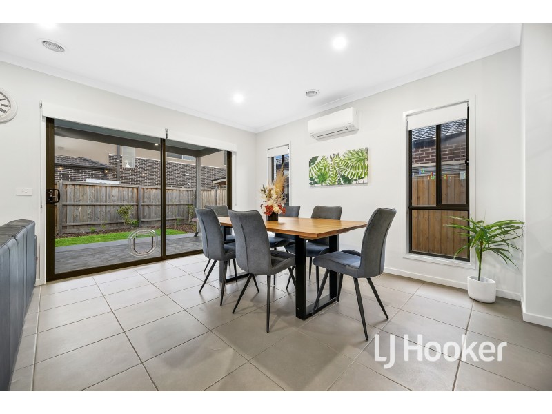 20 Dalziell Crescent, Cranbourne North VIC 3977