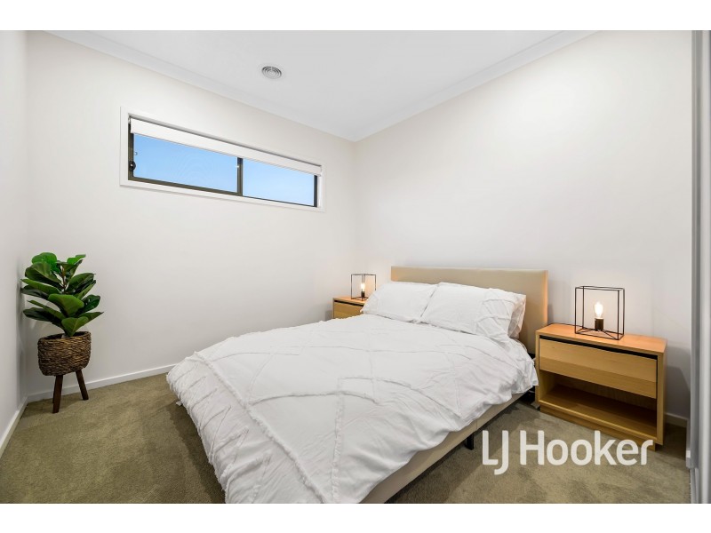 20 Dalziell Crescent, Cranbourne North VIC 3977