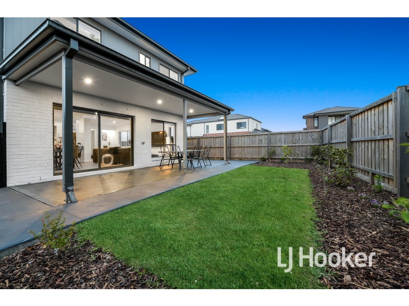 20 Dalziell Crescent, Cranbourne North VIC 3977