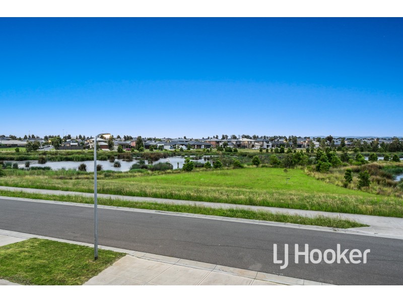20 Dalziell Crescent, Cranbourne North VIC 3977