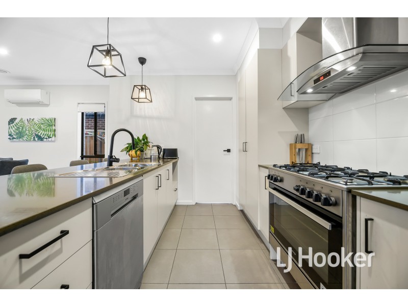 20 Dalziell Crescent, Cranbourne North VIC 3977