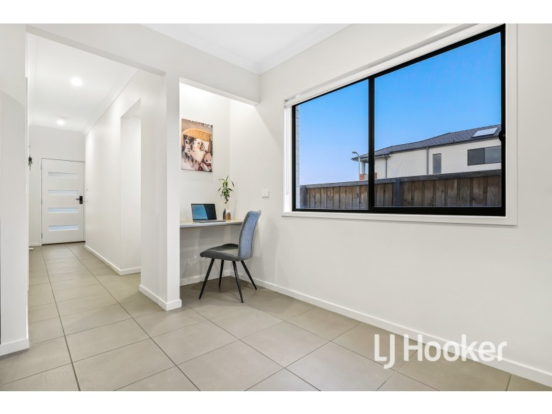 20 Dalziell Crescent, Cranbourne North VIC 3977