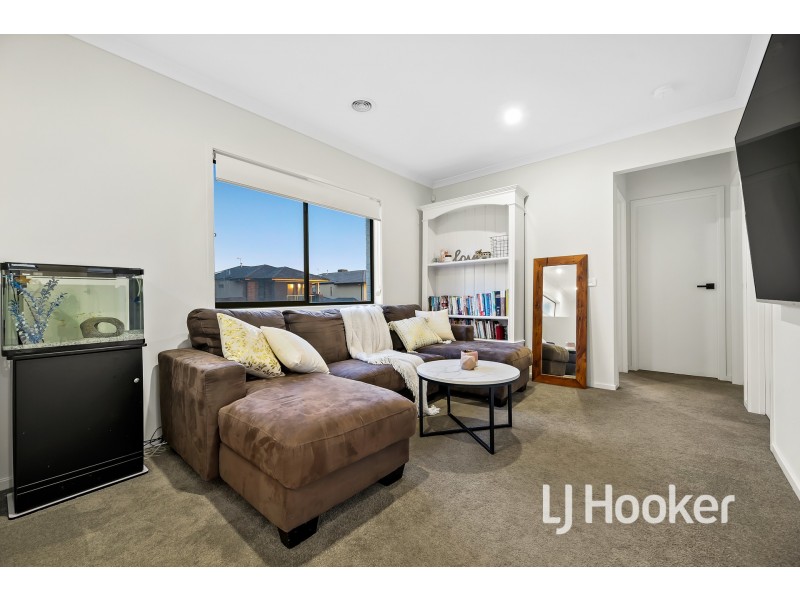 20 Dalziell Crescent, Cranbourne North VIC 3977