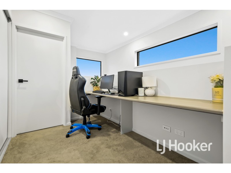 20 Dalziell Crescent, Cranbourne North VIC 3977