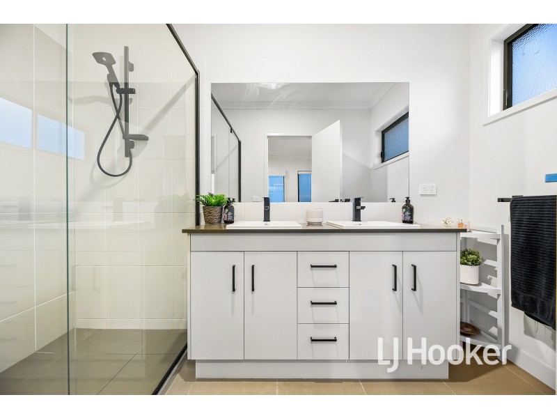 20 Dalziell Crescent, Cranbourne North VIC 3977