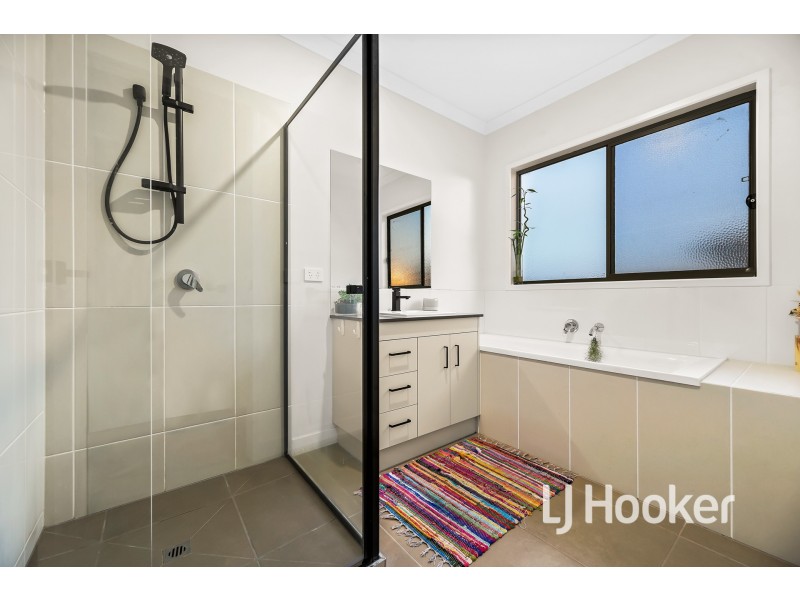 20 Dalziell Crescent, Cranbourne North VIC 3977