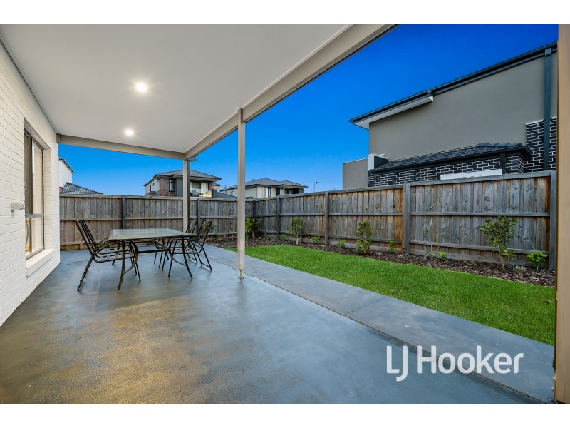 20 Dalziell Crescent, Cranbourne North VIC 3977