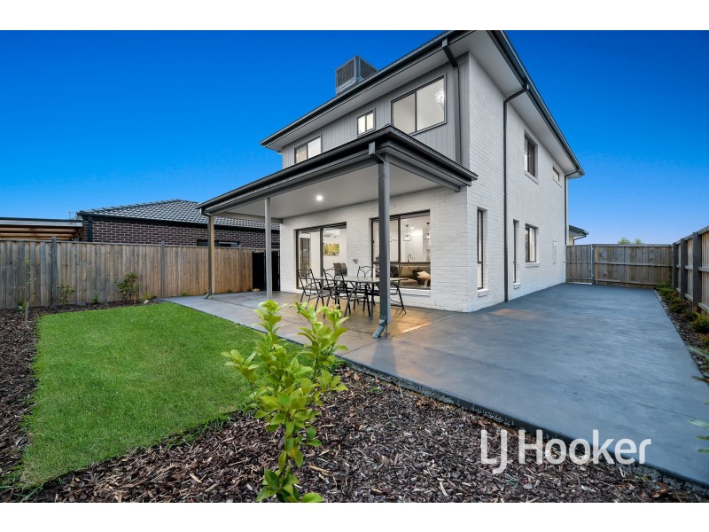 20 Dalziell Crescent, Cranbourne North VIC 3977