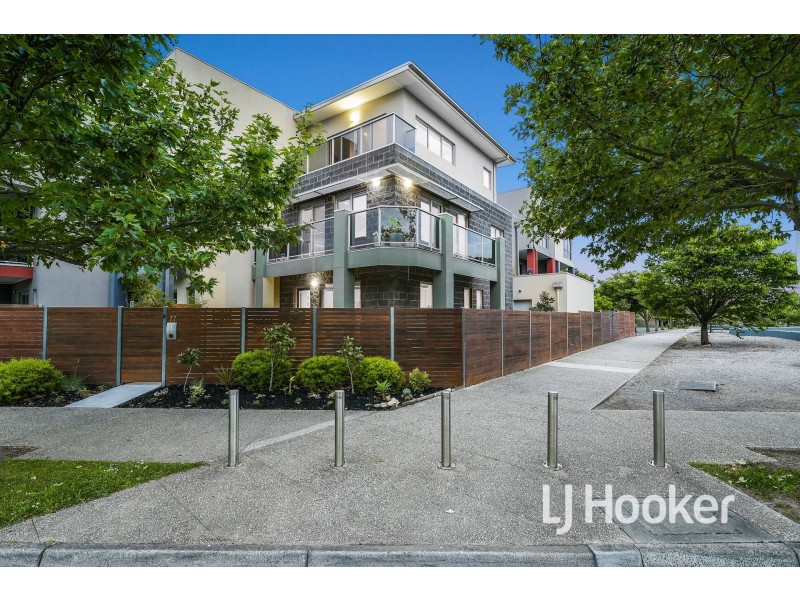 77 Lakeside Boulevard, Pakenham VIC 3810