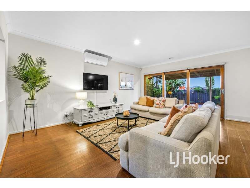 31 Fleuve Rise, Clyde North VIC 3978