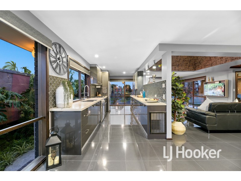 16 Hedgeley Drive, Berwick VIC 3806