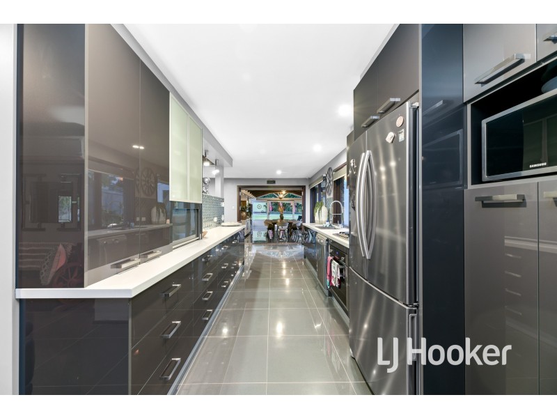 16 Hedgeley Drive, Berwick VIC 3806