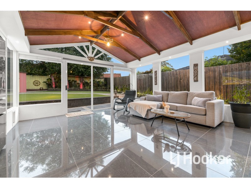 16 Hedgeley Drive, Berwick VIC 3806