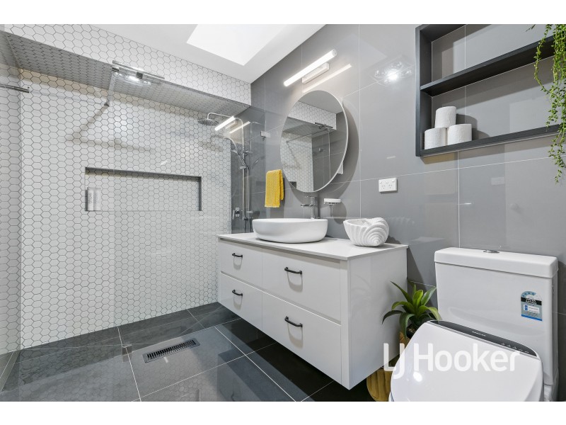 16 Hedgeley Drive, Berwick VIC 3806