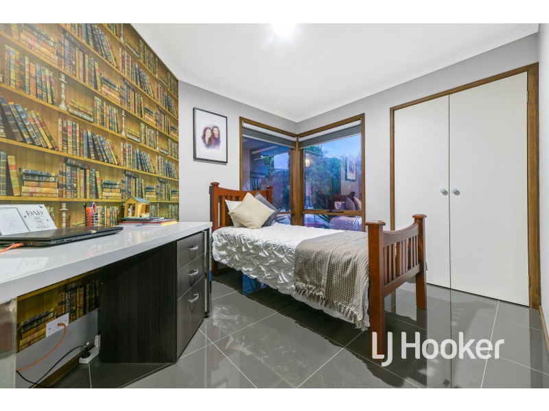 16 Hedgeley Drive, Berwick VIC 3806