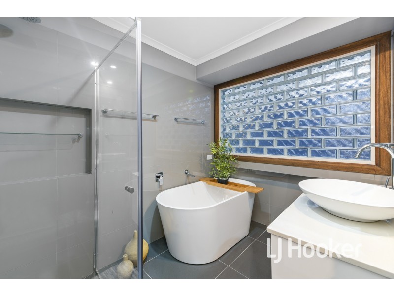 16 Hedgeley Drive, Berwick VIC 3806