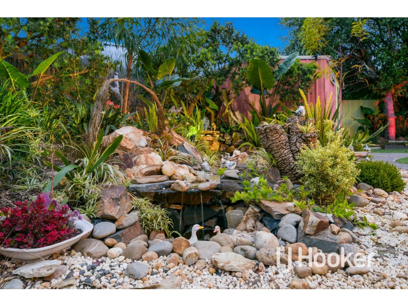 16 Hedgeley Drive, Berwick VIC 3806