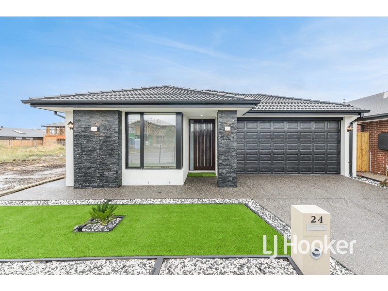 24 Crosswater Boulevard, Clyde North VIC 3978