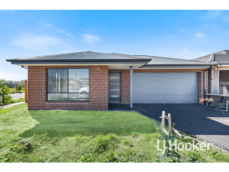 16 Hoosier Road, Clyde North VIC 3978