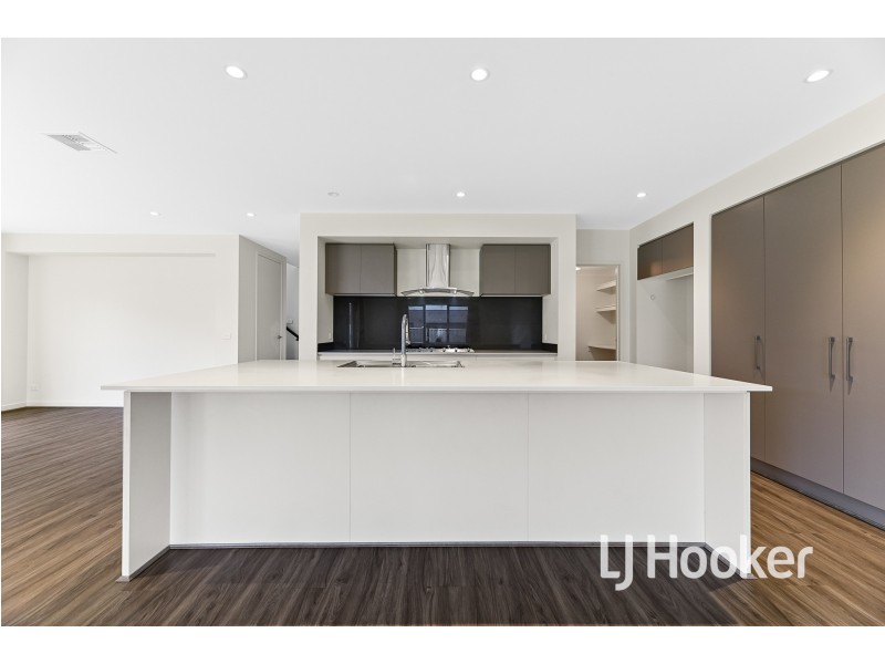 3 Maverick Crescent, Clyde North VIC 3978