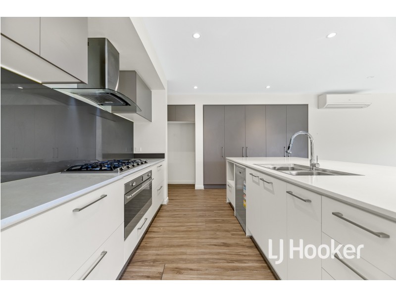 3 Maverick Crescent, Clyde North VIC 3978