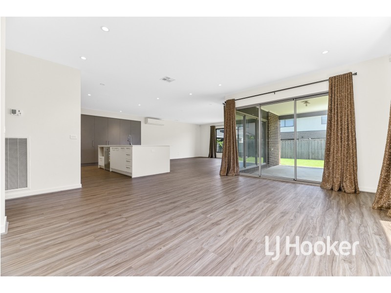 3 Maverick Crescent, Clyde North VIC 3978