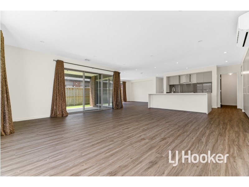 3 Maverick Crescent, Clyde North VIC 3978